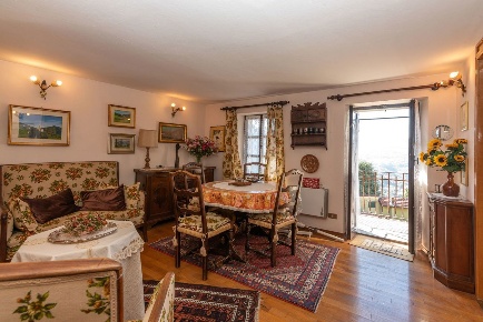 Foto Casa indipendente in Piazza Fontana 1, Ponna Ponna Superiore di 184 m²