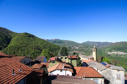 Foto Casa indipendente in Piazza Fontana 1, Ponna Ponna Superiore di 184 m²