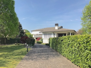 Foto Casa indipendente a Salgareda Centro di 352 m² con 10 locali