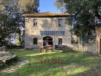 Foto Casa indipendente in Via Uno, Pomarance Centro di 2200 m² con 1 locali