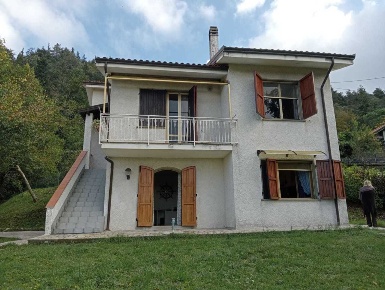 Foto Casa indipendente a Fosdinovo Centro di 160 m² con 9 locali in vendita