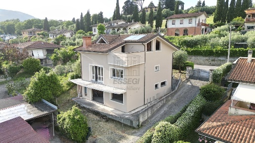 casa indipendente in vendita a Lucca in zona Nozzano