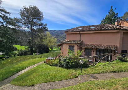 Foto Villa unifamiliare a Garlenda di 330 m² con 18 locali in vendita