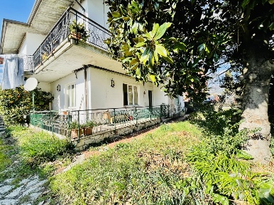 Foto Case semi ndipendenti a Sarzana di 160 m² con 5 locali in vendita