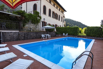 Foto Case semi ndipendenti a Ameglia Centro di 214 m² con 8 locali