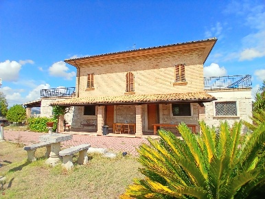 Foto Casa indipendente a Ancarano di 516 m² con 10 locali in vendita