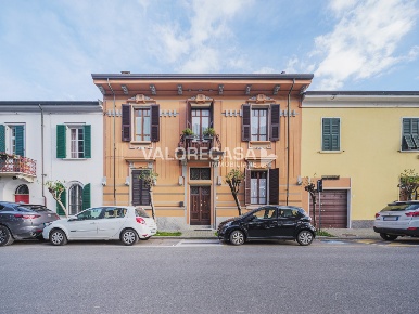 Foto Casa indipendente in Via Girolamo Savonarola, Carrara di 366 m²
