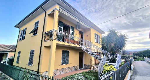 Foto Casa indipendente a Santo Stefano di Magra di 220 m² con 6 locali