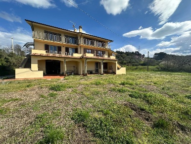 Foto Casa indipendente a Fosdinovo di 250 m² con 10 locali in vendita
