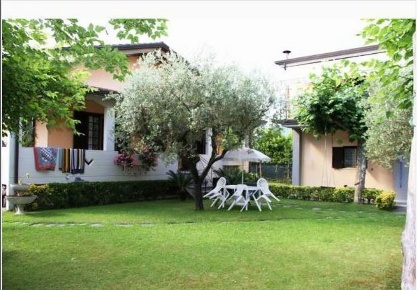 Foto Case indipendenti a Massa di 100 m² con 5 locali in affitto