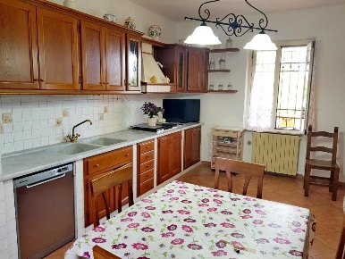 Foto Case semi ndipendenti a Montignoso di 120 m² con 4 locali in affitto