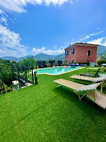Foto Case semi ndipendenti a La Spezia di 210 m² con 6 locali in vendita