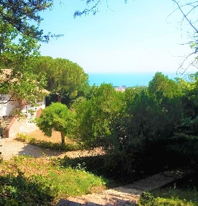 Foto Casa indipendente a Tortoreto Centro di 2400 m² con 10 locali