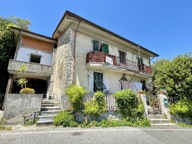Foto Case semi ndipendenti a Ameglia Centro di 118 m² con 6 locali