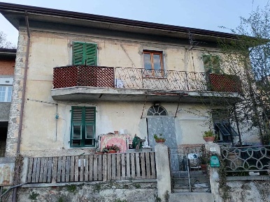 Foto Case semi ndipendenti a Ameglia Centro di 118 m² con 6 locali