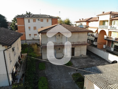Foto Casa indipendente a Torbole Casaglia Centro di 334 m² con 10 locali