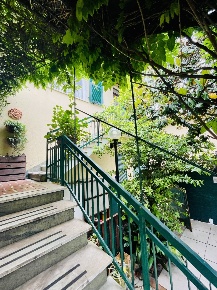 Foto Case semi ndipendenti a Sarzana di 140 m² con 8 locali in vendita