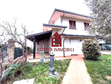 Foto Villa unifamiliare a Rimini di 230 m² in vendita