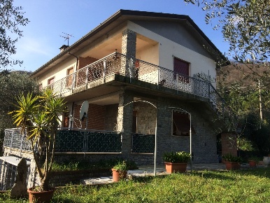 Foto Casa indipendente a Ameglia Centro di 220 m² con 10 locali in vendita