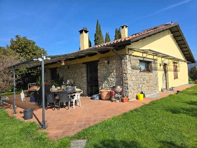 Foto Casa indipendente a Ameglia Marinella di 300 m² con 12 locali