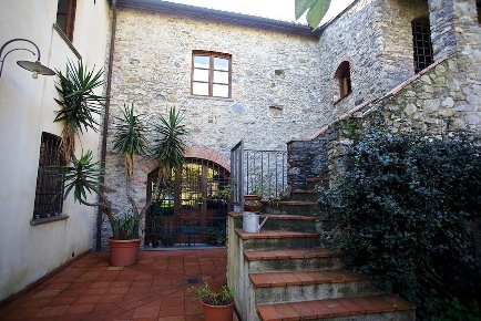 Foto Casa indipendente a Ameglia Centro di 300 m² con 8 locali in vendita