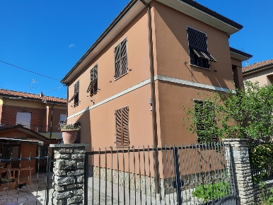 Foto Casa indipendente a Sarzana Centro di 180 m² con 8 locali in vendita