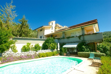 Foto Casa indipendente a Castelnuovo Magra di 500 m² con 17 locali