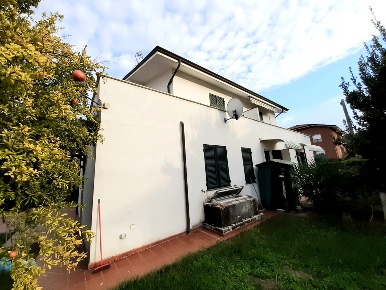 Foto Case semi ndipendenti a Ameglia Centro di 149 m² con 7 locali
