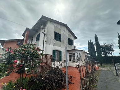 Foto Case semi ndipendenti a Carrara di 160 m² con 6 locali in vendita
