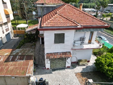 Foto Casa indipendente in Via Alba 6, Bordighera Due Strade di 360 m²