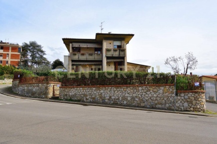 Foto Casa indipendente in Via Vincenzo Bellini 14, Montecatini-Terme