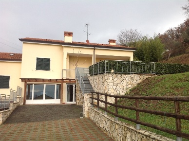 Foto Case semi ndipendenti a Sarzana Centro di 248 m² con 7 locali