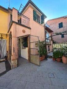 Foto Case semi ndipendenti a Sarzana di 120 m² con 6 locali in vendita