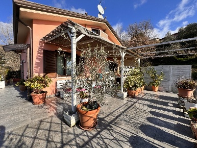 Foto Case semi ndipendenti a Bolano di 130 m² con 4 locali in vendita