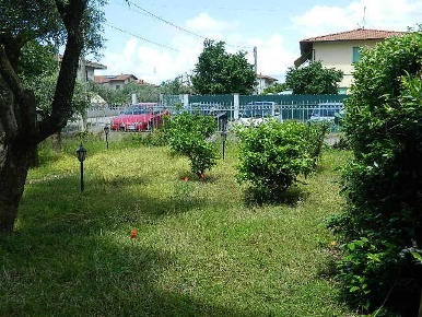 Foto Case semi ndipendenti a Massa Zona Industriale di 110 m² con 6 locali
