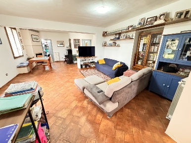 Foto Case semi ndipendenti a Sarzana di 270 m² con 9 locali in vendita