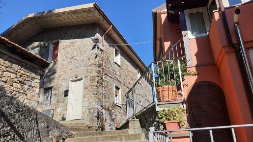 Foto Casa indipendente a Sarzana di 120 m² con 5 locali in vendita