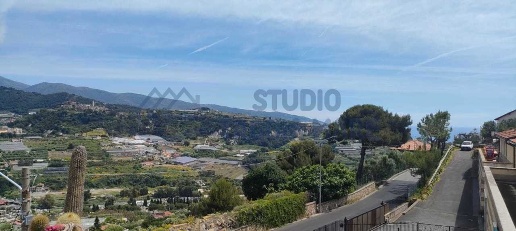 Foto Casa indipendente in via duca d'aosta 87, Sanremo di 170 m² in vendita