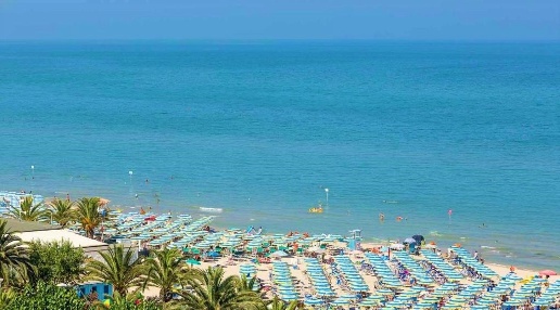 Foto Casa indipendente a Alba Adriatica Lungomare Marconi di 765 m²