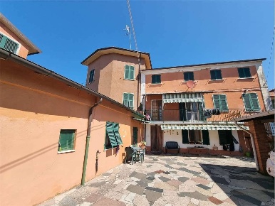 Foto Case semi ndipendenti a Sarzana di 240 m² con 10 locali in vendita