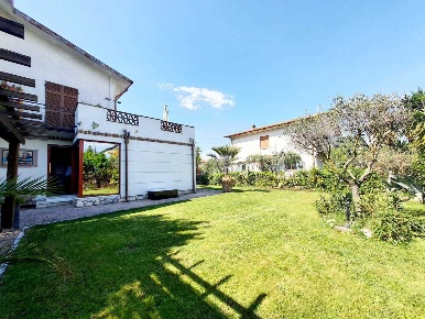 Foto Case semi ndipendenti a Luni di 123 m² con 5 locali in vendita