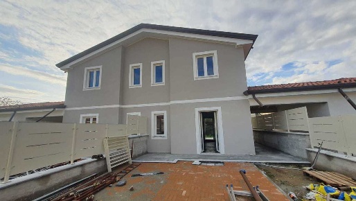 Foto Case semi ndipendenti a Luni di 80 m² con 4 locali in vendita