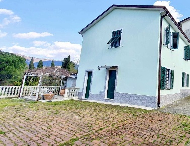 Foto Case semi ndipendenti a Sarzana di 120 m² con 7 locali in vendita