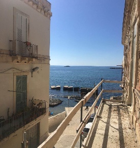 Foto Casa indipendente a Siracusa di 280 m² con 8 locali in vendita
