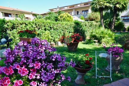 Foto Casa indipendente in Via del Pino 12, Livorno di 300 m² con 7 locali