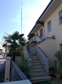 Foto Case semi ndipendenti a Camaiore di 170 m² con 9 locali in vendita