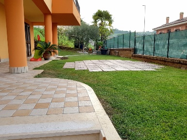 Foto Casa indipendente a Colonnella di 450 m² con 7 locali in vendita
