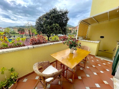 Foto Case semi ndipendenti a Ameglia Centro di 136 m² con 6 locali