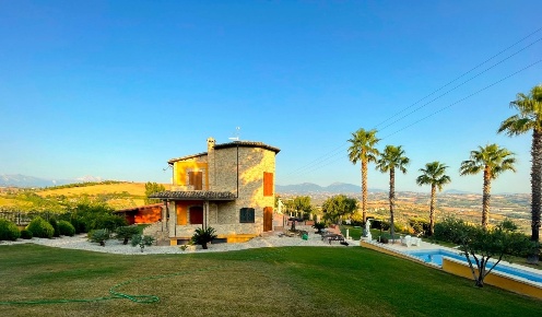 Foto Casa indipendente a Morro d'Oro Capo Le Coste di 400 m² con 9 locali