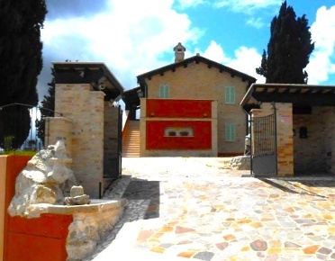 Foto Casa indipendente a Offida di 230 m² con 10 locali in vendita